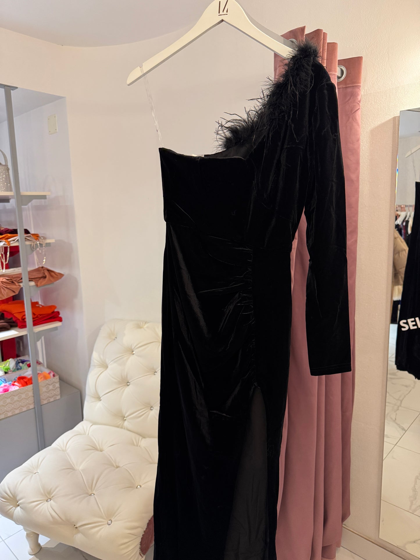 Dolga velvet obleka s perjem Selina